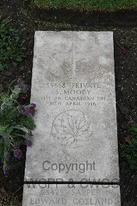 Boulogne Eastern Cemetery - Moody, S