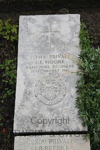Boulogne Eastern Cemetery - Moore, J T