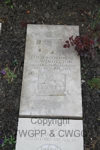 Boulogne Eastern Cemetery - Moreton, A W