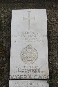 Boulogne Eastern Cemetery - Moth, Ernest Soloman