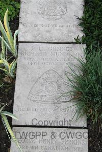 Boulogne Eastern Cemetery - Munn, Richard