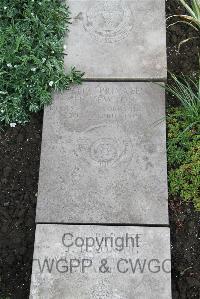 Boulogne Eastern Cemetery - Newton, H