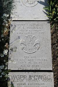 Boulogne Eastern Cemetery - Nicholas, W E