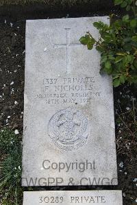 Boulogne Eastern Cemetery - Nicholls, F