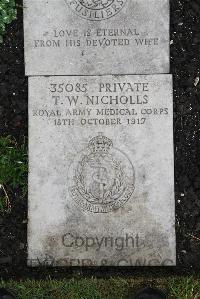 Boulogne Eastern Cemetery - Nicholls, T W
