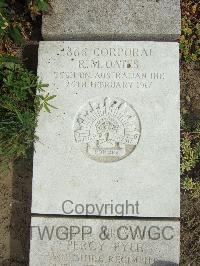Boulogne Eastern Cemetery - Oates, Ronald Mervyn