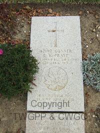 Boulogne Eastern Cemetery - Pownall, E W