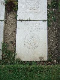 Boulogne Eastern Cemetery - Parker, L T