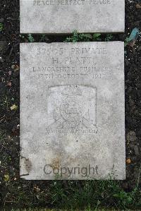Boulogne Eastern Cemetery - Platt, H
