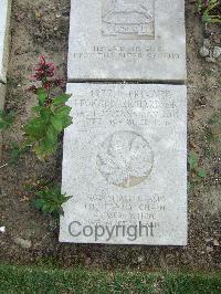 Boulogne Eastern Cemetery - Richardson, Leonard