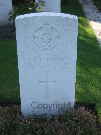 Boulogne Eastern Cemetery - Robinson, Thomas Kenneth