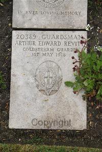 Boulogne Eastern Cemetery - Revitt, Arthur Edward