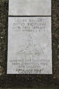 Boulogne Eastern Cemetery - Richards, David