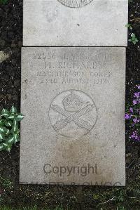 Boulogne Eastern Cemetery - Richards, H