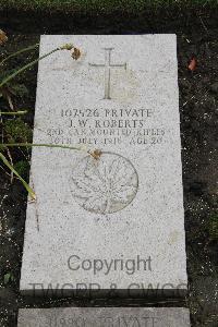 Boulogne Eastern Cemetery - Roberts, James