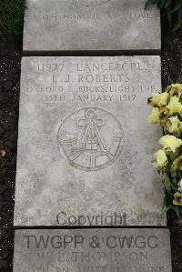 Boulogne Eastern Cemetery - Roberts, L J