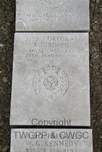 Boulogne Eastern Cemetery - Roper, R E