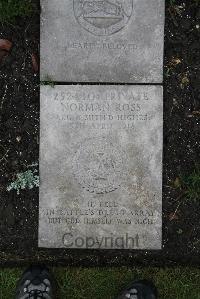 Boulogne Eastern Cemetery - Ross, Norman