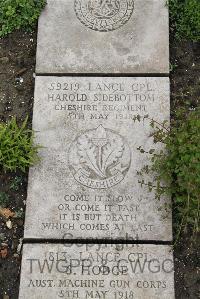 Boulogne Eastern Cemetery - Sidebottom, Harold
