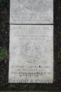 Boulogne Eastern Cemetery - Sinclair, T S T