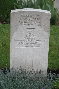 Boulogne Eastern Cemetery - Slater, Robert William