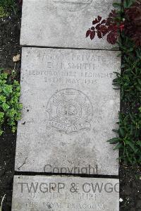Boulogne Eastern Cemetery - Smith, E H