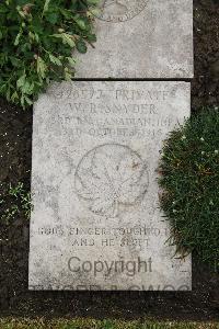 Boulogne Eastern Cemetery - Snyder, William Ralph