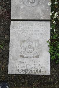 Boulogne Eastern Cemetery - Stevens, Ernest Edward