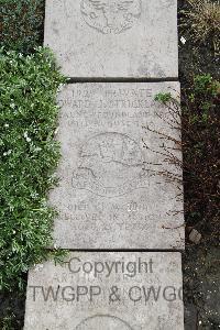 Boulogne Eastern Cemetery - Strong, Ross