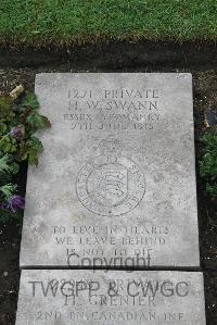 Boulogne Eastern Cemetery - Swann, Harold William