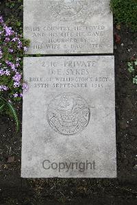 Boulogne Eastern Cemetery - Sykes, D E