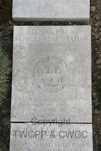 Boulogne Eastern Cemetery - Taylor, Charles Henry