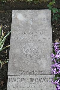 Boulogne Eastern Cemetery - Taylor, H L