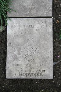 Boulogne Eastern Cemetery - Taylor, Henry Charles