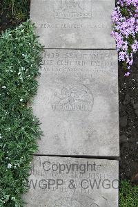 Boulogne Eastern Cemetery - Taylor, Leslie Clifford