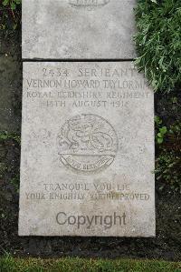 Boulogne Eastern Cemetery - Taylor, Vernon Howard