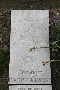 Boulogne Eastern Cemetery - Temple, R