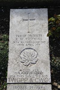 Boulogne Eastern Cemetery - Thickins, Robert William