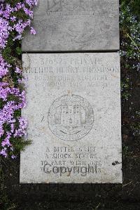 Boulogne Eastern Cemetery - Thompson, Arthur Henry