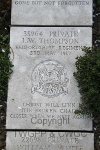 Boulogne Eastern Cemetery - Thompson, I W