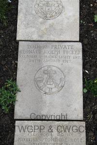 Boulogne Eastern Cemetery - Tucker, Leonard Joseph