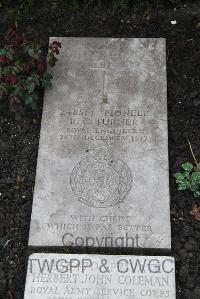 Boulogne Eastern Cemetery - Turner, R C