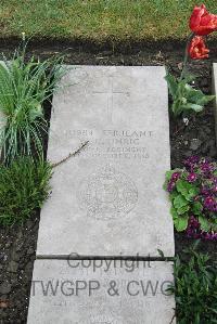 Boulogne Eastern Cemetery - Uhrig, W C