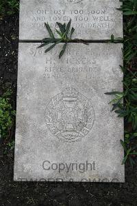 Boulogne Eastern Cemetery - Vickers, H
