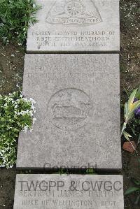 Boulogne Eastern Cemetery - Waller, Edward