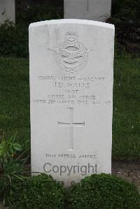 Boulogne Eastern Cemetery - Walls, James David