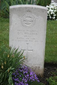 Boulogne Eastern Cemetery - Warden, Derek Henry