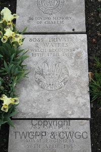 Boulogne Eastern Cemetery - Waters, R
