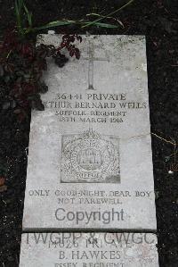 Boulogne Eastern Cemetery - Wells, Arthur Bernard