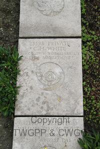 Boulogne Eastern Cemetery - White, C H